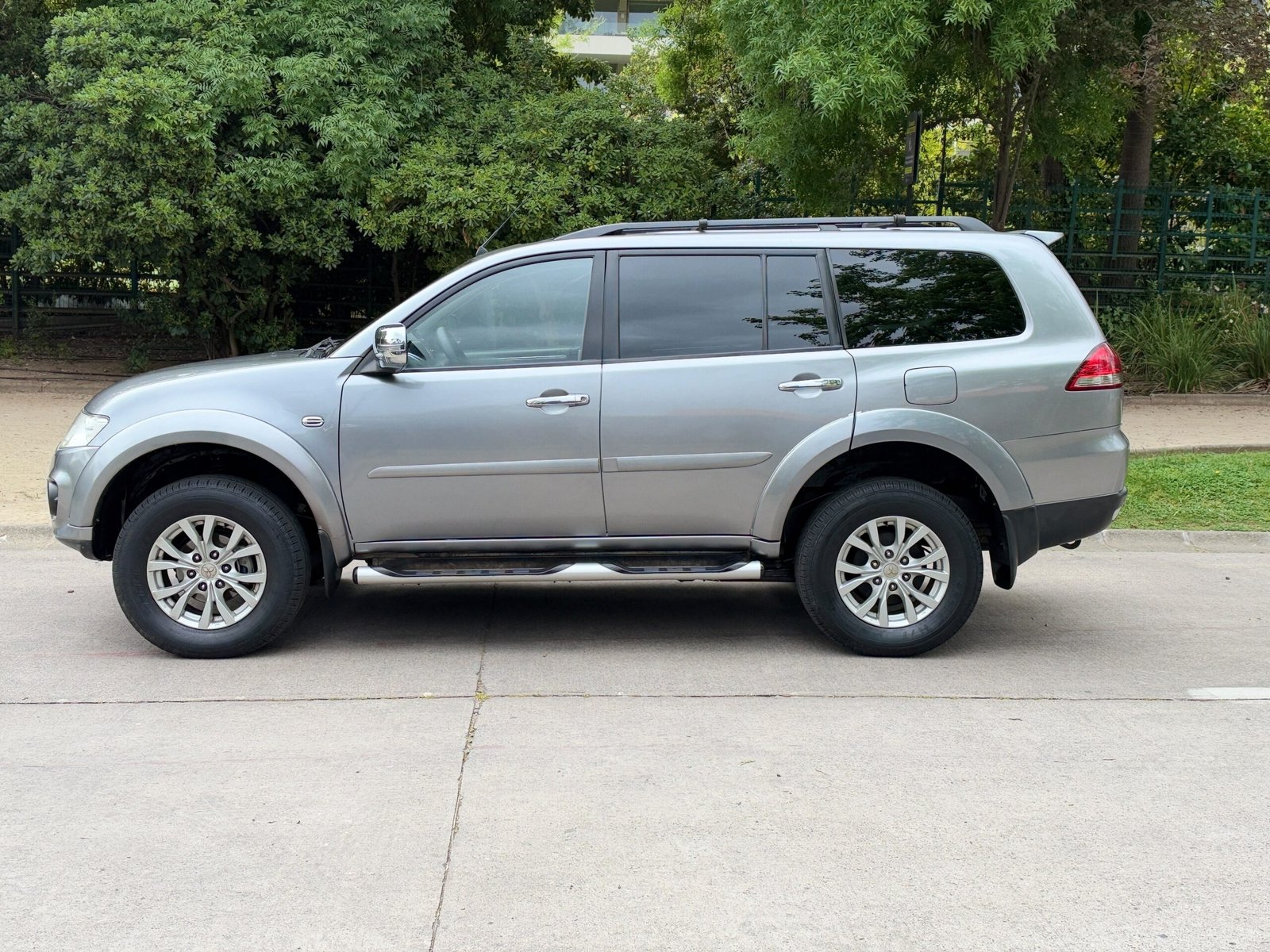 Mitsubishi Montero Sport Limited 2.5 Turbo Diésel At4×4 — foto 5 de 21